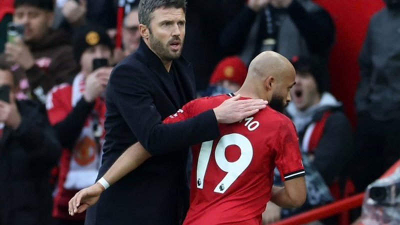 Man United cần sớm quyết định tương lai của Michael Carrick