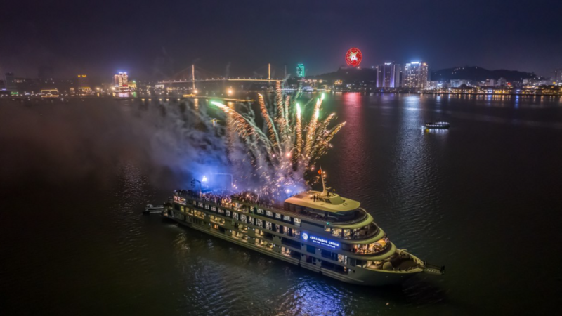 60 tàu du lịch trình diễn Lễ hội ánh sáng trên vịnh Hạ Long