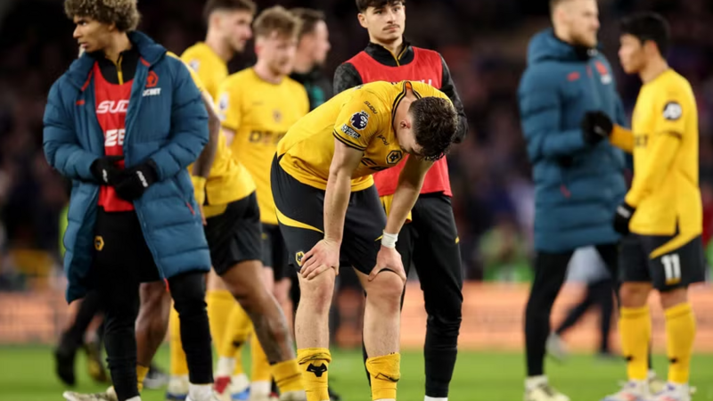 Xác định đội đầu tiên xuống hạng Ngoại hạng Anh