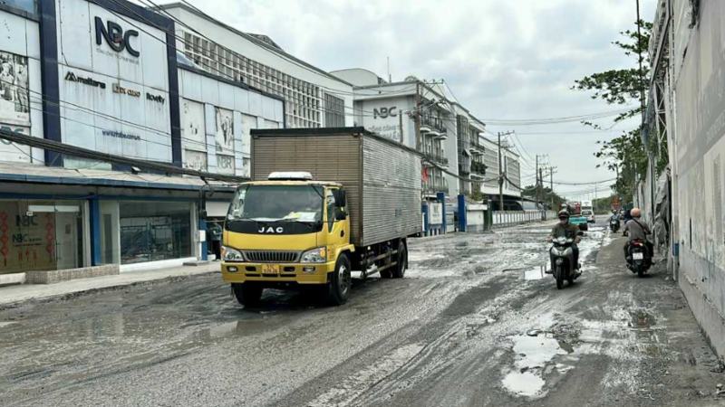 Hàng loạt "ổ voi" bủa vây tuyến đường nối vào cảng khu Nam TPHCM