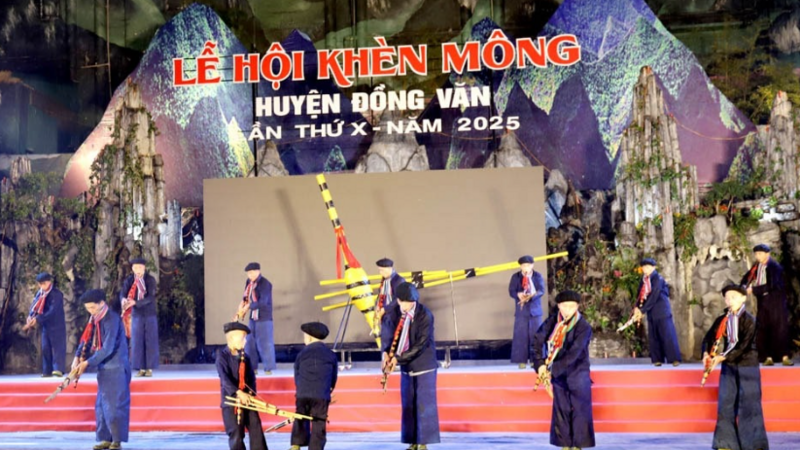 Gần 900 người diễu hành trong lễ hội Khèn Mông xã Đồng Văn