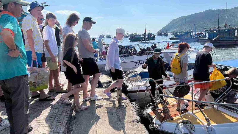 Khách du lịch tấp nập đổ về Nha Trang dịp nghỉ lễ, tour đảo tăng mạnh