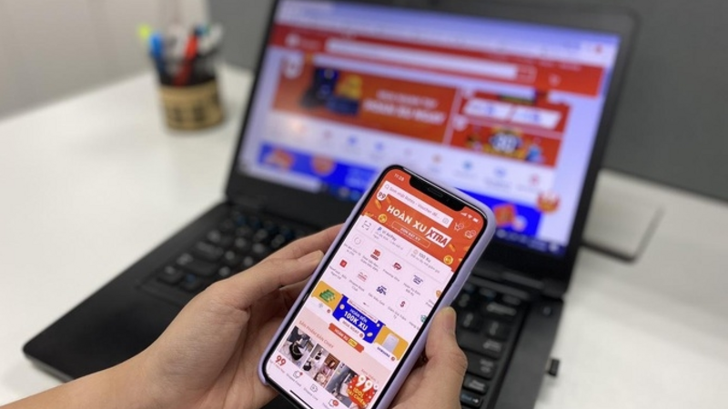 Nhà bán hàng xoay trục trước làn sóng tăng phí trên sàn online
