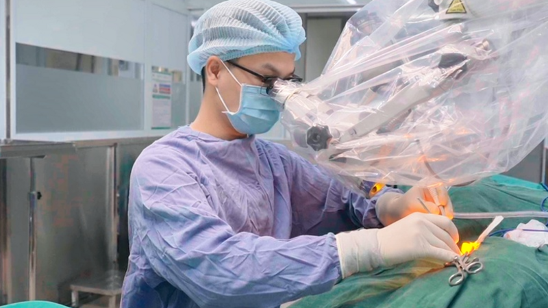 Chảy dịch, ù tai mới 5 ngày, cô gái được phát hiện có chất ăn xương trong tai