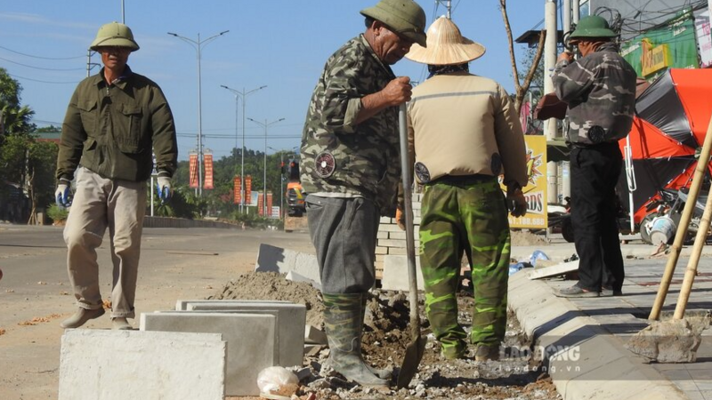 Công nhân xây dựng gồng mình dưới cái nóng oi bức ở Phú Thọ