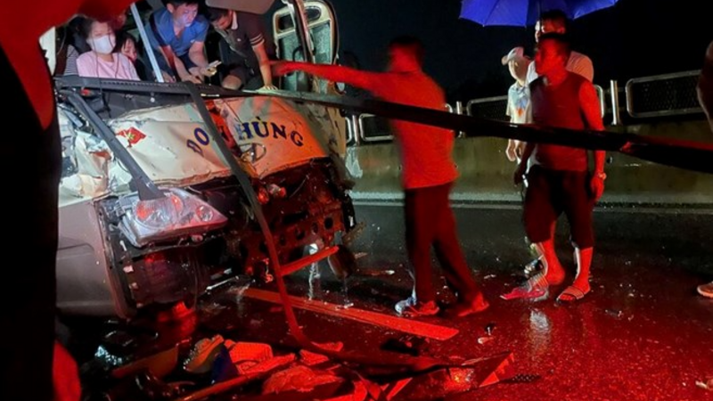Tai nạn liên hoàn giữa 4 ô tô trên cao tốc Tuyên Quang - Phú Thọ