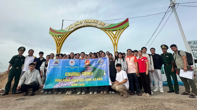 Học sinh xã đảo vượt biển vào đất liền dự thi tốt nghiệp THPT