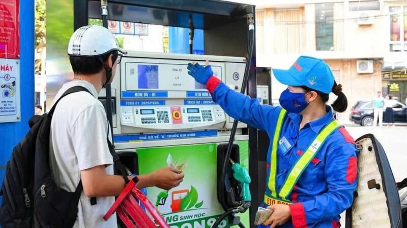 Từ 15h ngày 25/6: Giá xăng dầu trong nước tiếp tục giảm mạnh