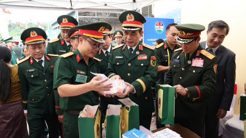 Trao sinh kế, chăm lo sức khỏe cho người dân nơi biên giới Việt - Lào