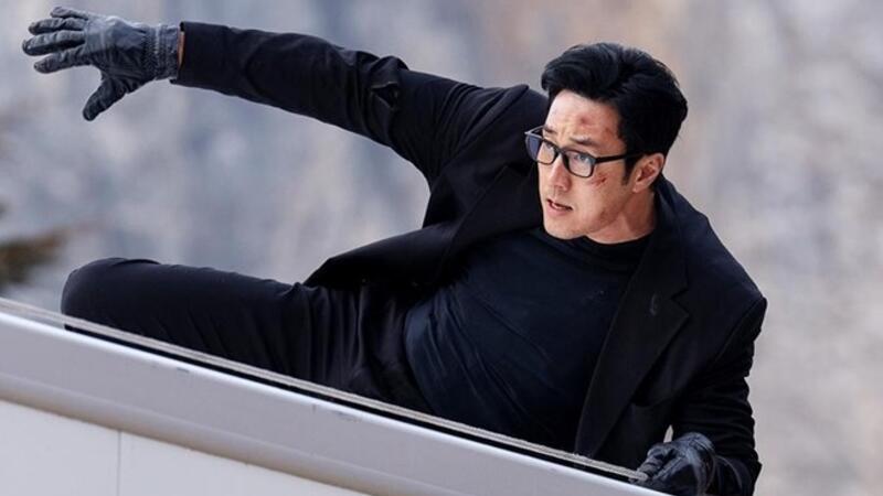 So Ji Sub chi khoảng 100 triệu won tặng vàng đoàn phim "Đặc vụ Kim tái khởi động"