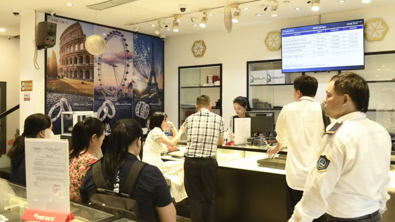 Vàng tiến sát tuần tăng thứ ba khi Mỹ loay hoay với nợ công