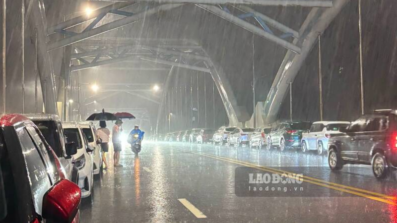 Lũ lên nhanh giữa đêm, người dân Thái Nguyên xếp ôtô lên cầu tránh ngập