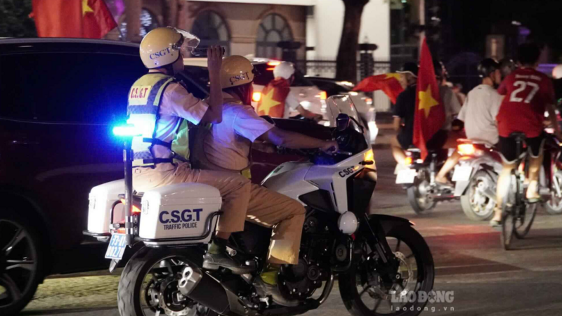 Đông đảo người dân ở Quảng Trị xuống đường mừng tuyển Việt Nam vô địch