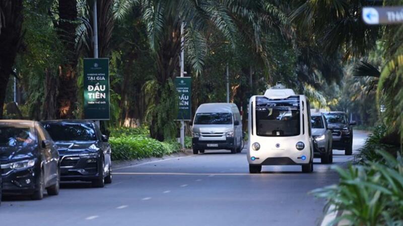 Cận cảnh xe buýt tự hành, robotaxi, robot dọn vệ sinh sắp được thử nghiệm ở Hà Nội