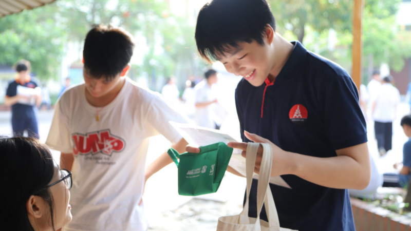 Vì sao Hà Nội, TP HCM vẫn phải thi lớp 10?