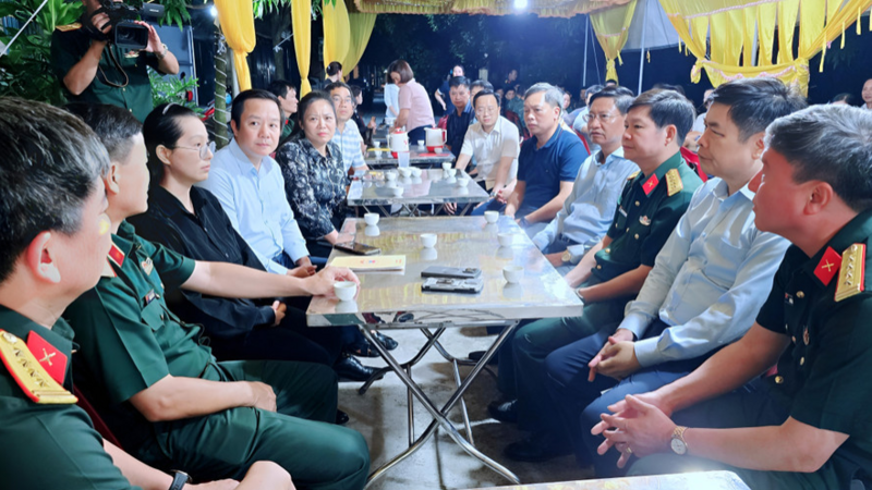 Thăm hỏi, động viên gia đình Thiếu tá Trần Văn Tùng hy sinh khi cứu người