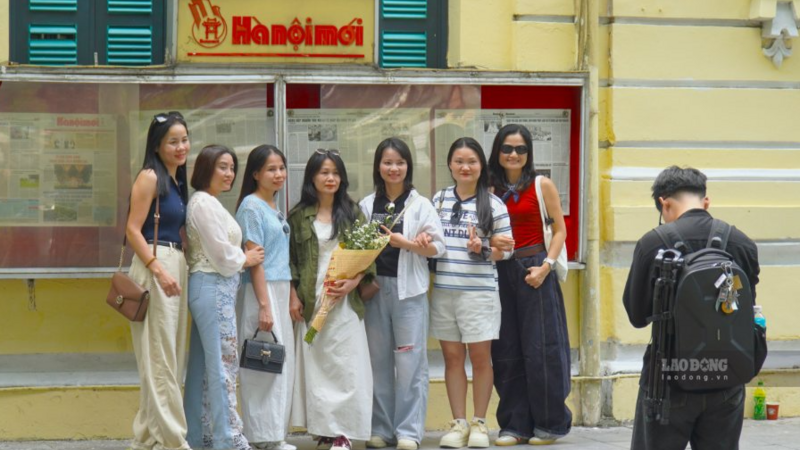 Giải mã sức hút đặc biệt của điểm check-in quen thuộc tại Hồ Gươm
