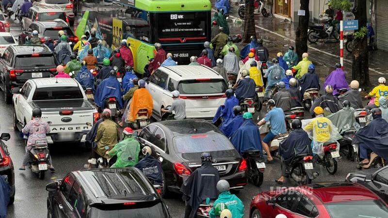 Đường phố Hà Nội ùn tắc kéo dài, nhiều phương tiện di chuyển khó khăn
