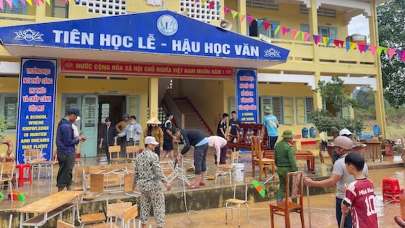 Giáo viên dọn bùn non, đón học sinh trở lại trường sau lũ
