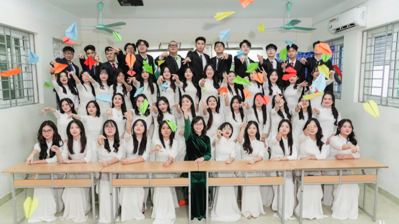 Một lớp chuyên Nga - Hàn có 17 học sinh nhận học bổng du học