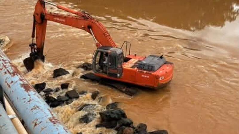 Huy động máy móc ngày đêm tháo dỡ đập ngăn mặn sông Cái Nha Trang