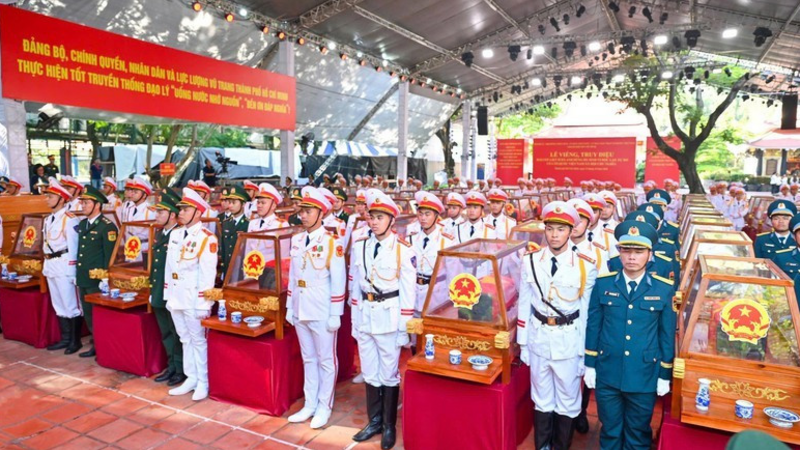 Long trọng Lễ viếng, truy điệu và an táng hài cốt các liệt sĩ quy tập tại khu vực Công viên Lê Thị Riêng