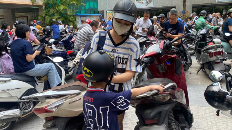 Phụ huynh tại Hà Nội chủ động trang bị mũ bảo hiểm khi đưa đón con