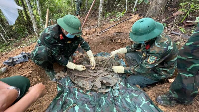 Bộ đội quy tập được một bộ hài cốt liệt sĩ tại xã Đăk Pét
