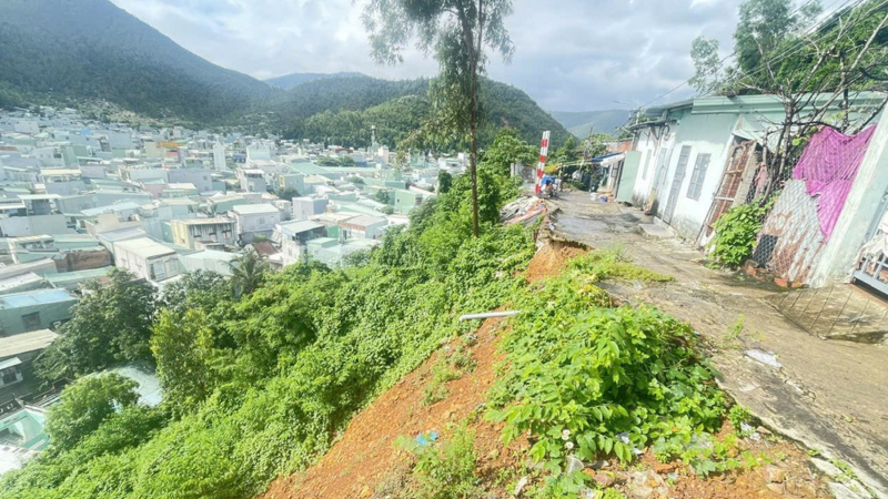 Gia Lai: Thấp thỏm dưới chân núi sạt lở, hàng trăm hộ dân mong ngày an cư