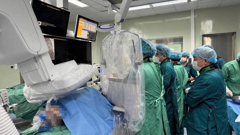 Thay van tim qua ống thông cứu cụ bà 89 tuổi có nhiều bệnh nền nguy kịch
