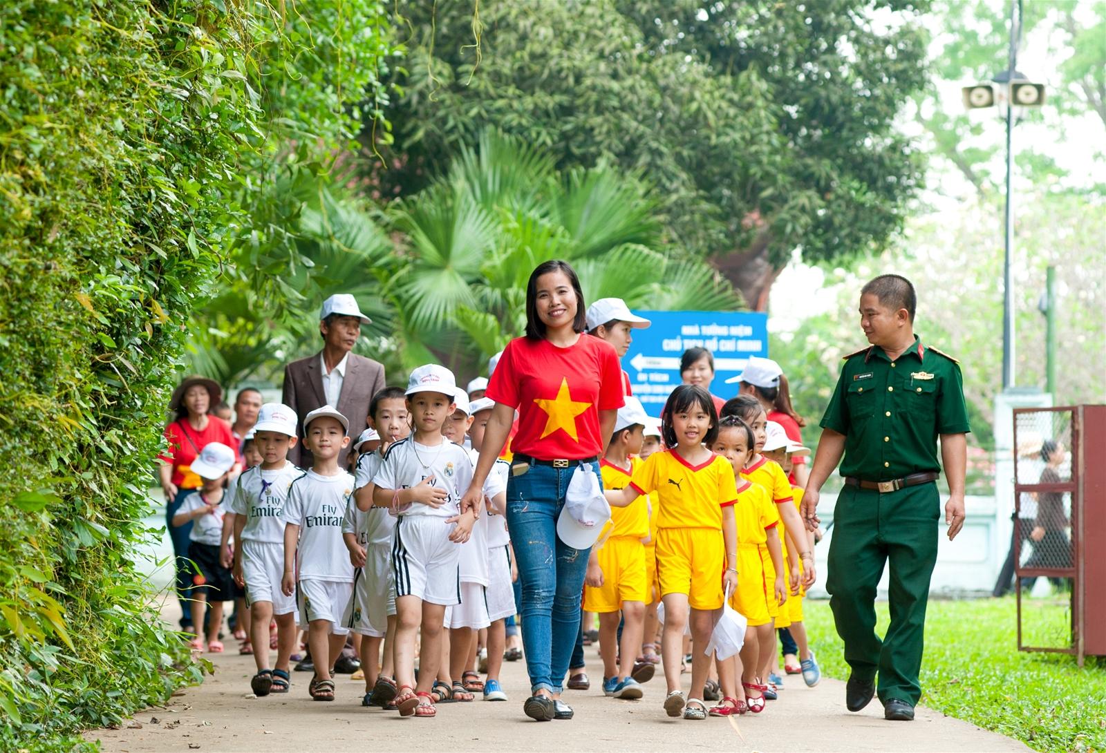 Nhiều trường học Nghệ An tổ chức cho học sinh về thăm quê Bác vào dịp hè