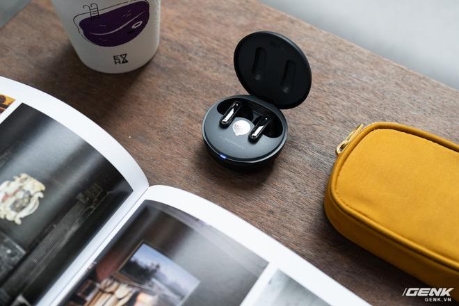 Trên tay LG TONE Free FP8: Chống ồn chủ động, đèn NanoUV diệt khuẩn, tính năng thì thầm độc đáo - Ảnh 5. Trên tay LG TONE Free FP8: Chống ồn chủ động, đèn NanoUV diệt khuẩn, tính năng thì thầm độc đáo - Ảnh 5.