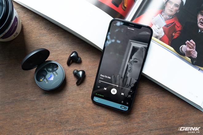 Trên tay LG TONE Free FP8: Chống ồn chủ động, đèn NanoUV diệt khuẩn, tính năng thì thầm độc đáo - Ảnh 6. Trên tay LG TONE Free FP8: Chống ồn chủ động, đèn NanoUV diệt khuẩn, tính năng thì thầm độc đáo - Ảnh 6.