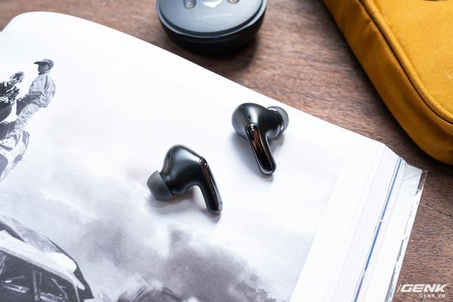 Trên tay LG TONE Free FP8: Chống ồn chủ động, đèn NanoUV diệt khuẩn, tính năng thì thầm độc đáo - Ảnh 4. Trên tay LG TONE Free FP8: Chống ồn chủ động, đèn NanoUV diệt khuẩn, tính năng thì thầm độc đáo - Ảnh 4.