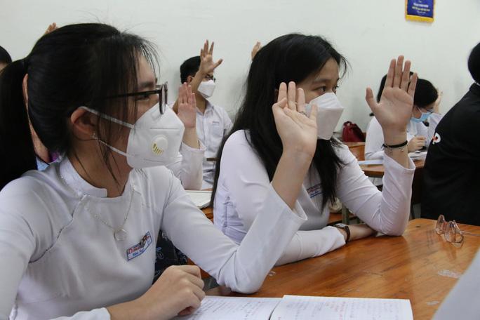 Tiết học đầu tiên sau hơn 9 tháng trực tuyến của học sinh Đà Nẵng - Ảnh 3. Tiết học đầu tiên sau hơn 9 tháng trực tuyến của học sinh Đà Nẵng - Ảnh 3.