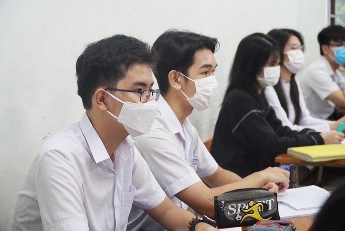 Tiết học đầu tiên sau hơn 9 tháng trực tuyến của học sinh Đà Nẵng - Ảnh 7. Tiết học đầu tiên sau hơn 9 tháng trực tuyến của học sinh Đà Nẵng - Ảnh 7.