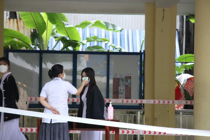 Tiết học đầu tiên sau hơn 9 tháng trực tuyến của học sinh Đà Nẵng - Ảnh 2. Tiết học đầu tiên sau hơn 9 tháng trực tuyến của học sinh Đà Nẵng - Ảnh 2.