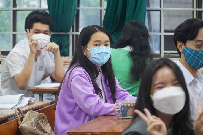 Tiết học đầu tiên sau hơn 9 tháng trực tuyến của học sinh Đà Nẵng - Ảnh 9. Tiết học đầu tiên sau hơn 9 tháng trực tuyến của học sinh Đà Nẵng - Ảnh 9.