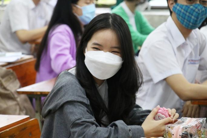 Tiết học đầu tiên sau hơn 9 tháng trực tuyến của học sinh Đà Nẵng - Ảnh 4. Tiết học đầu tiên sau hơn 9 tháng trực tuyến của học sinh Đà Nẵng - Ảnh 4.