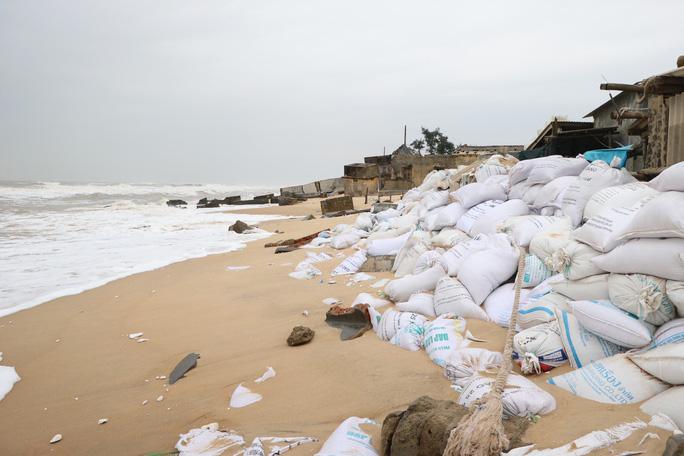 Miền Trung: Bất an sống nơi sạt lở - Ảnh 3. Miền Trung: Bất an sống nơi sạt lở - Ảnh 3.