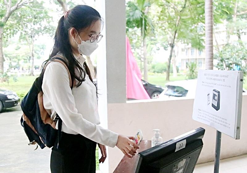 Sinh viên Trường ĐH Kinh tế, ĐH Đà Nẵng quét mã QR code trước khi vào khu vực giảng đường.