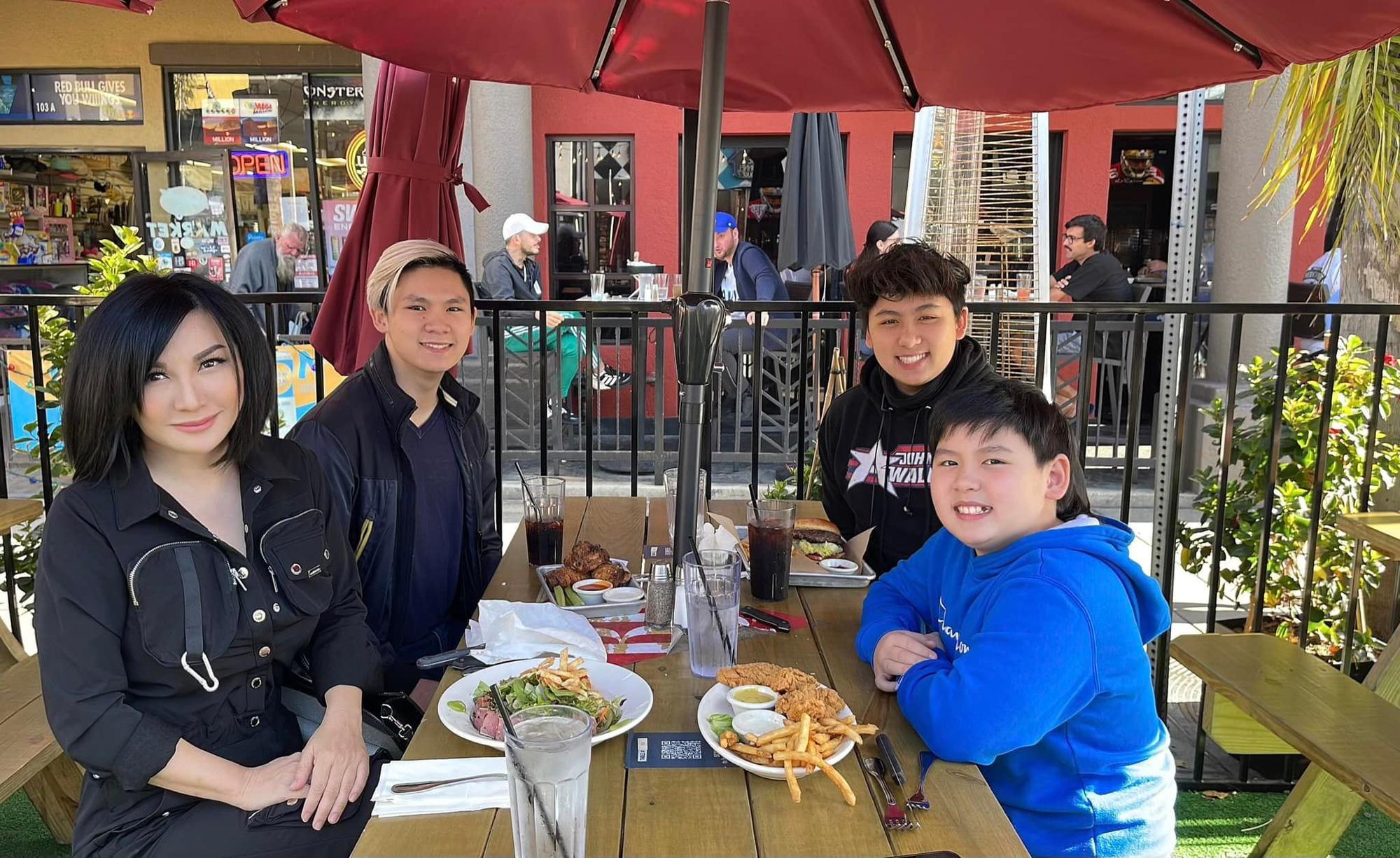 Trizzie Phương Trinh và Bằng Kiều ly dị, các con vẫn hạnh phúc đủ đầy - Ảnh 2. Trizzie Phương Trinh và Bằng Kiều ly dị, các con vẫn hạnh phúc đủ đầy - Ảnh 2.