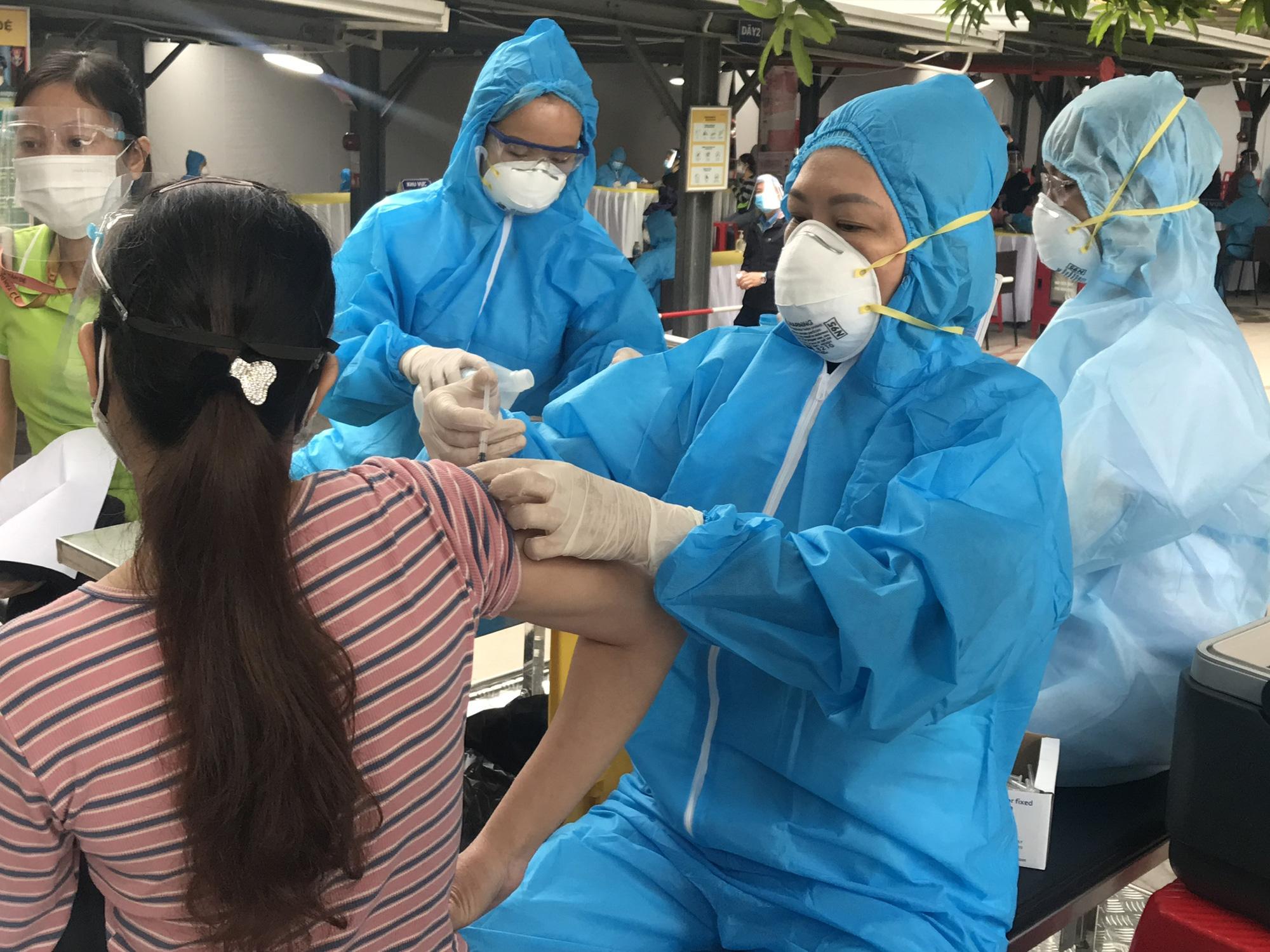 Sáng 18/1: Hơn 850 ca COVID-19 nặng đang thở máy, ECMO; Đà Nẵng "bác" tin đồn sẽ phong tỏa cứng trong ngày 25 Tết  - Ảnh 4.