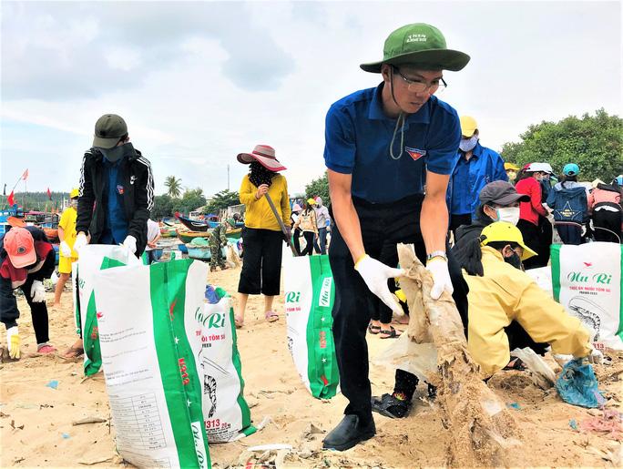 Nỗ lực giữ bờ biển sạch đẹp - Ảnh 1. Nỗ lực giữ bờ biển sạch đẹp - Ảnh 1.