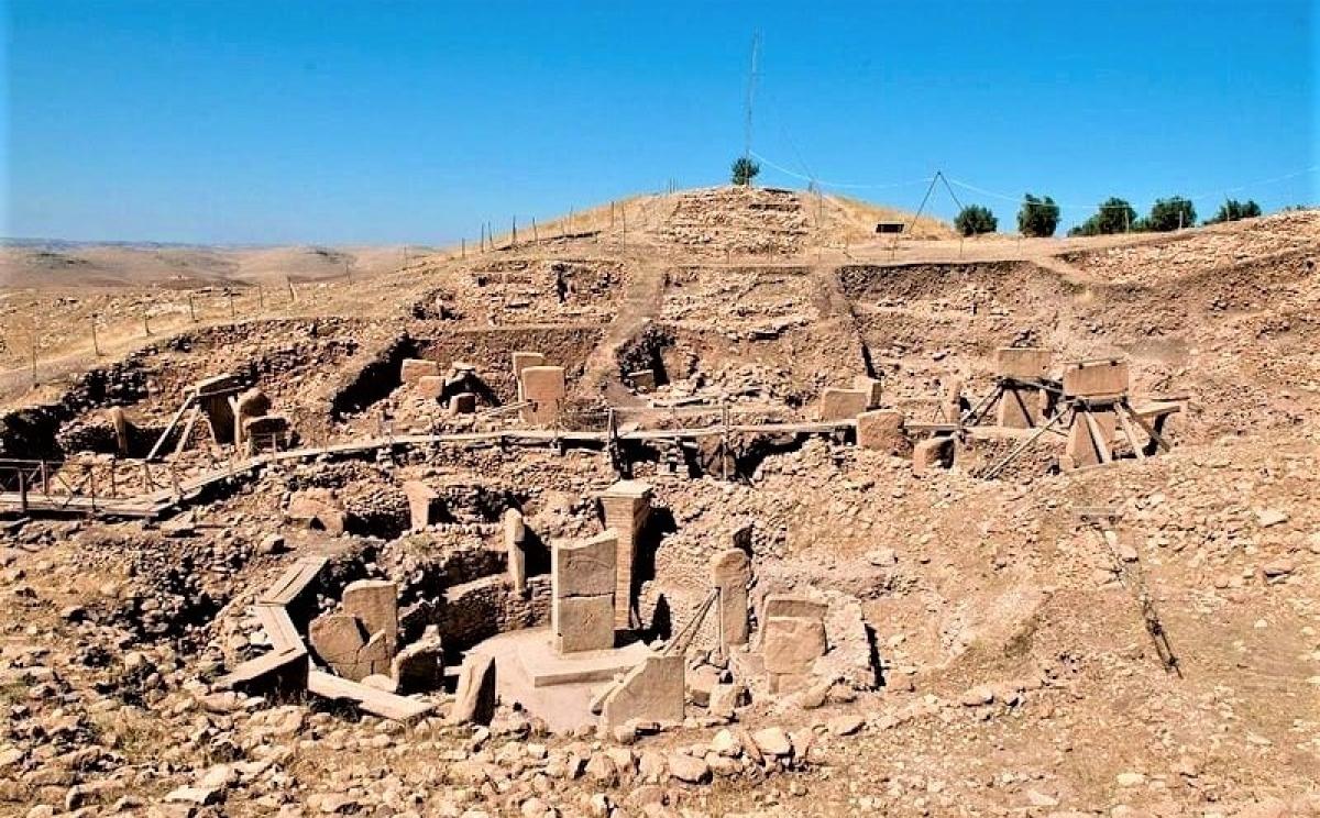 Gobekli Tepe (Thổ Nhĩ Kỳ): địa điểm này được cho là được xây dựng từ những năm 8.000-10.000 trước Công nguyên. Điều này làm thay đổi nhận thức của chúng ta về nguồn gốc đầu tiên của tôn giáo vì địa điểm này hiện được cho là địa điểm tôn giáo lâu đời nhất. Cũng chưa rõ bằng cách nào khoảng 7.000 năm trước khi xây dựng các kim tự tháp, những người này có thể xây dựng và di chuyển những cây cột nặng tới 20 tấn.