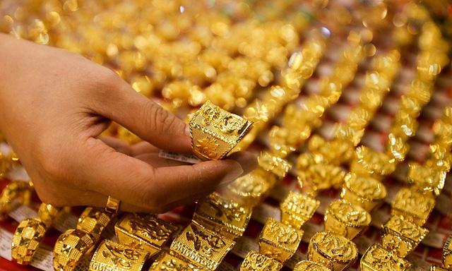 Giá vàng hôm nay 'cắm đầu cắm cổ' lao dốc - Ảnh 1.