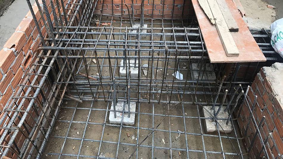 Giá thép tăng khủng khiếp, khóc ròng bên căn nhà xây dở - Ảnh 1.