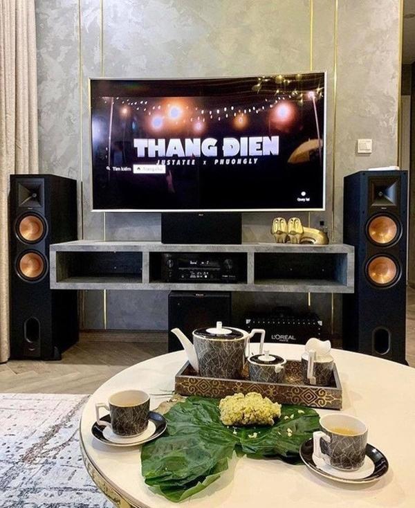 Thăm căn hộ của Hoa hậu Kỳ Duyên: Phòng đồ hiệu toàn mùi tiền khiến chị em ghen tỵ đỏ mắt - Ảnh 3. Thăm căn hộ của Hoa hậu Kỳ Duyên: Phòng đồ hiệu toàn mùi tiền khiến chị em ghen tỵ đỏ mắt - Ảnh 3.