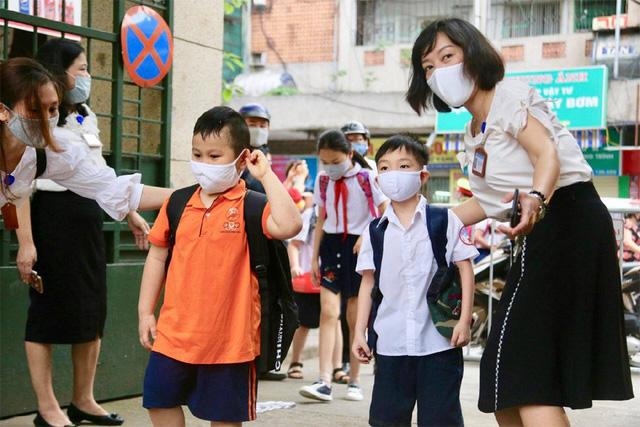 Học sinh tiểu học được đến trường: Cha mẹ vỡ òa hướng tới ngày "giải phóng phụ huynh thủ đô” - Ảnh 3.