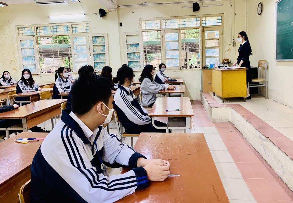 Thí sinh nghe phổ biến quy chế thi trước khi làm bài